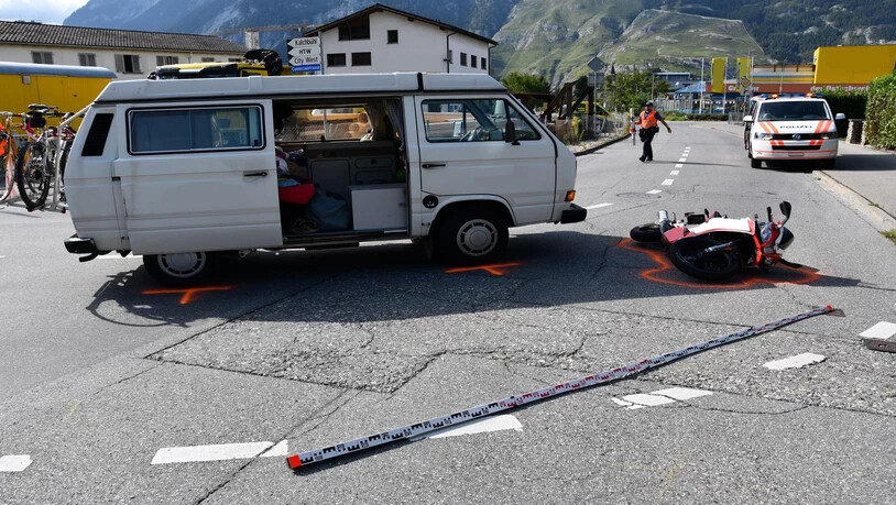 In Chur stürzte ein Töfffahrer nach der Kollision mit einem Auto.