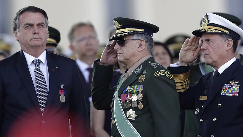 Brasiliens Präsident Jair Bolsonaro (links) wird nicht zu einem Gipfeltreffen nach Kolumbien reisen, bei dem es um die Brände im Amazonasgebiet geht. (Archivbild)