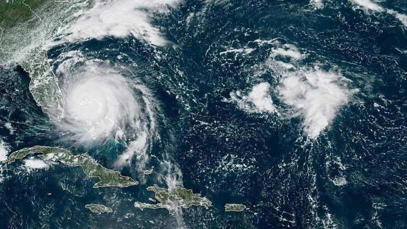Ein Satellitenfoto des US-Hurrikanzentrums zeigt, wie sich der Hurrikan "Dorian" über den Bahamas festsetzt. Bisher kamen durch den Sturm mindestens fünf Menschen ums Leben.