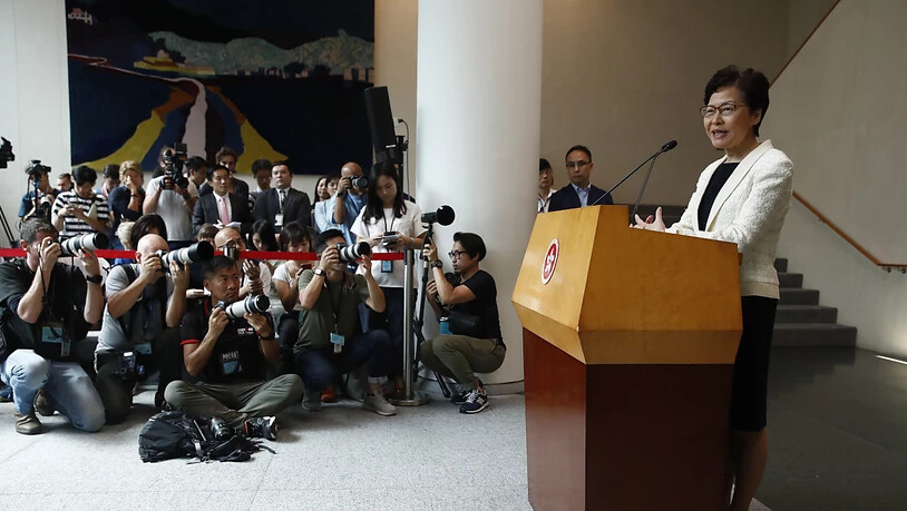 Hongkongs Regierungschefin Carrie Lam weist vor Journalisten Spekulationen über eigene Rücktrittsabsichten zurück.