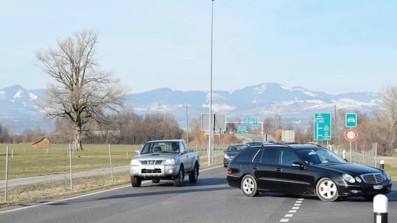 Vorbei: Wer von der Autobahn herkommt, darf vor Reichenburg nicht mehr links nach Benken abbiegen.