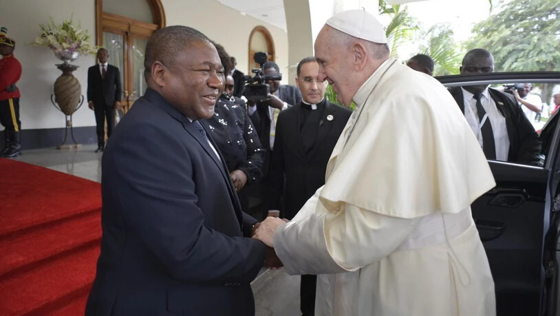 Papst Franziskus wird vom mozambikanischen Präsidenten Filipe Nyusi herzlich im Präsidentenpalast empfangen.