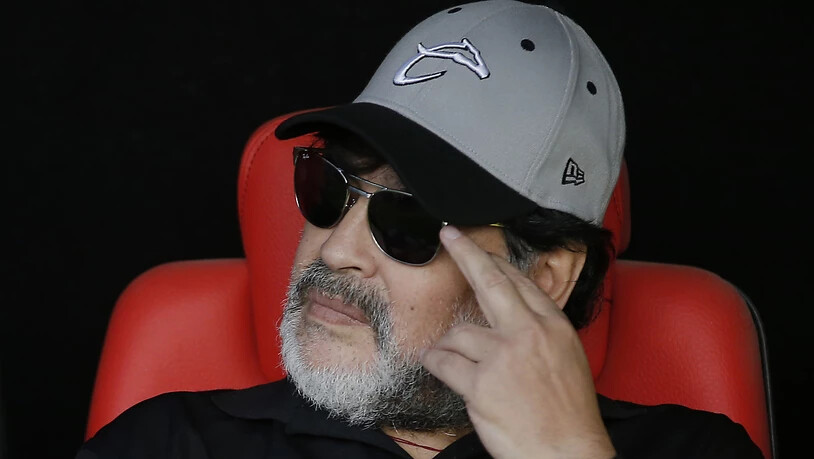 Diego Maradona nimmt wieder auf der Trainerbank Platz