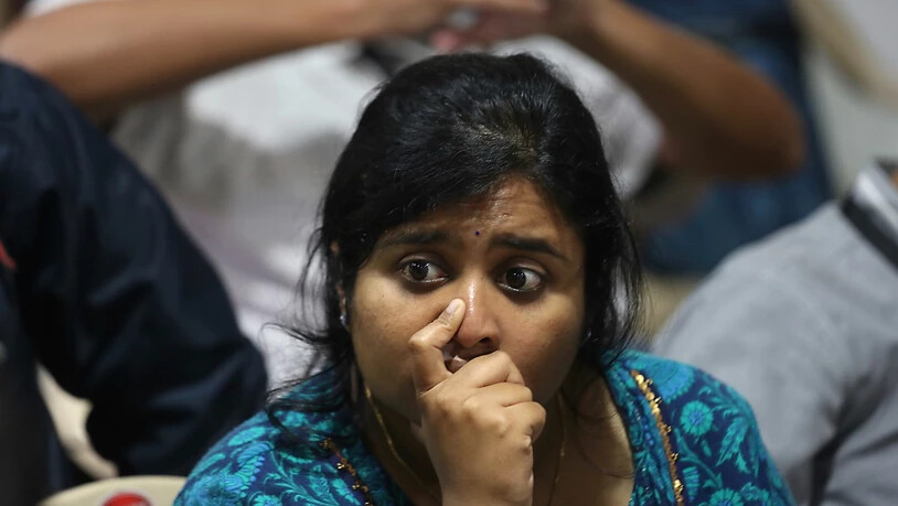 Grosse Enttäuschung: Eine Angestellte im Kontrollzentrum in Bangalore nachdem der Kontakt zur Mondfähre Vikram abgebrochen ist.