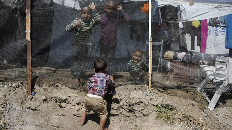 Kinder spielen in einem Flüchtlingscamp auf Lesbos. In den für insgesamt rund 6300 Menschen ausgelegten Registrierlagern auf den griechischen Inseln Lesbos, Chios, Samos, Leros und Kos leben bereits mehr als 20'000 Menschen. (Archivbild)