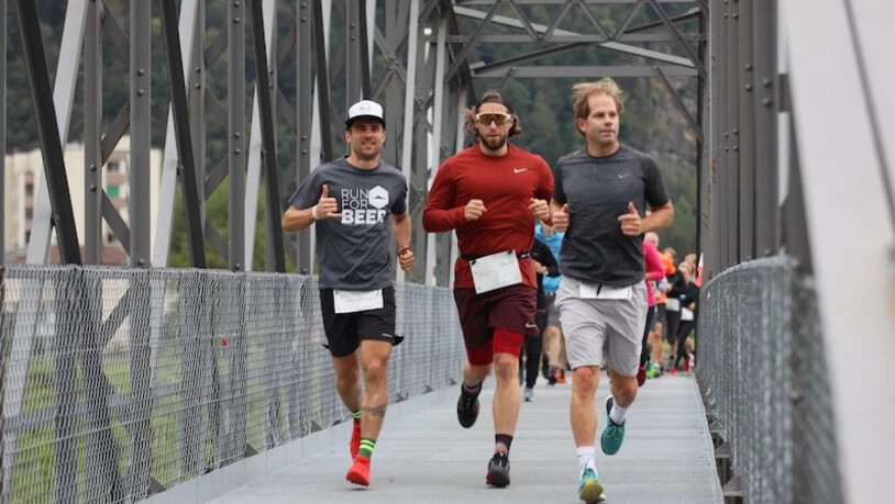 Gemeinsam laufen: Auf der rund 5 Kilometer langen Strecke rund um Mollis sind Jung und Alt unterwegs, um für einen guten Zweck zu spenden. Bilder Christopher Golling