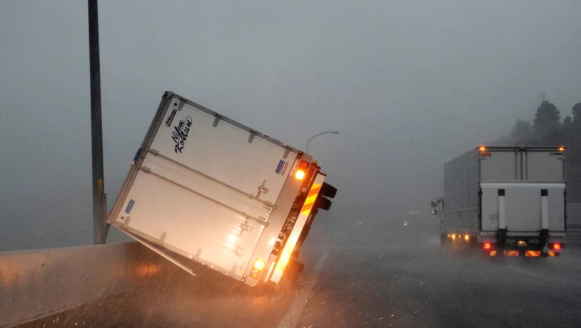 Ein durch den Taifun "Faxai" umgestürzter Lastwagen am Montag nahe Tokio.