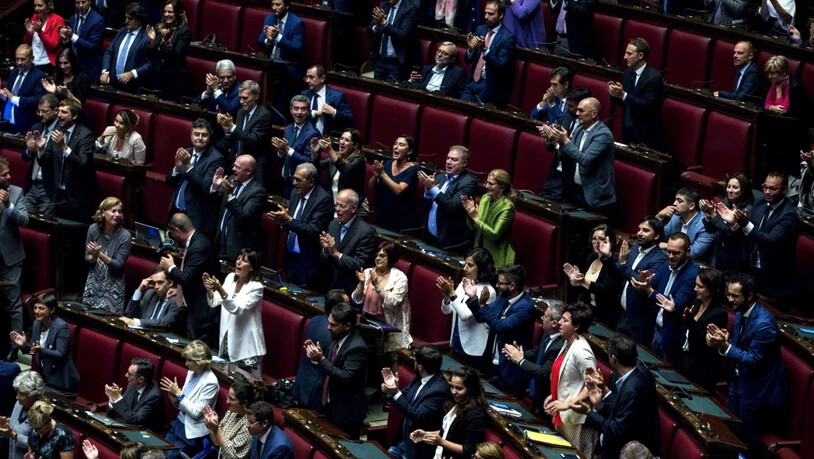 Nach einer ganztägigen Sitzung stimmten am Montagabend in Rom 343 Parlamentarier mit Ja, 263 mit Nein, und 3 enthielten sich der Stimme.