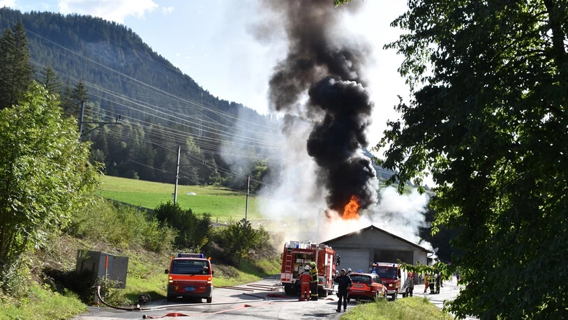 Um 9.30 Uhr ging bei der Einsatzleitzentrale der Kantonspolizei Graubünden die Meldung ein, dass bei der Solisbrücke Dieseltanks in Vollbrand stehen. 