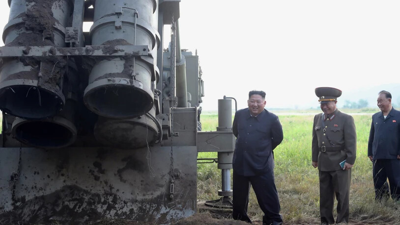 Nordkoreas Machthaber Kim Jong Un beim Besuch eines Mehrfach-Raketenwerfer an einem unbekannten Orten im Land. (Archivbild)