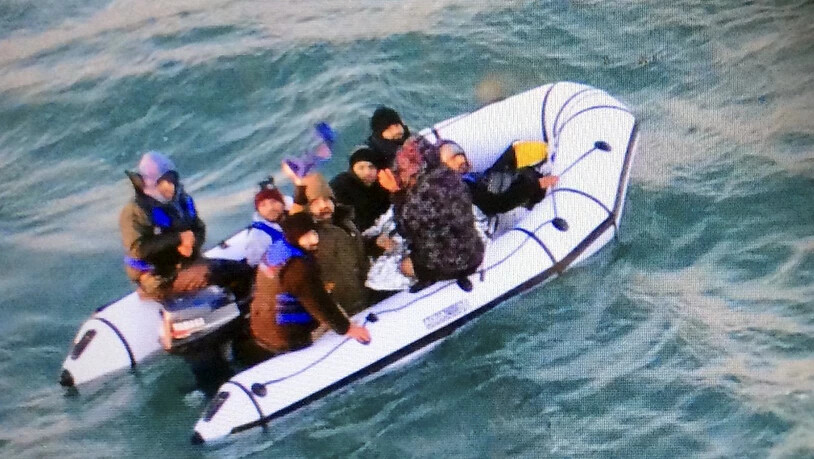 Migranten auf einem Schlauchboot im Ärmelkanal. (Archivbild)
