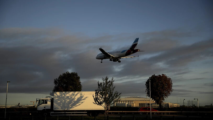 Klimaschützer sind am Flughafen Heathrow in London mit dem Versuch gescheitert, mit Drohnen den Betrieb zu stören. (AP Photo/Matt Dunham)