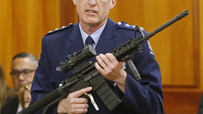 Neuseeland will den Besitz von Waffen strenger regeln. Mit einer ähnlichen Waffe, wie sie ein Polizeioffizier im Parlament vorführte, sind die Anschläge auf zwei Moscheen in Christchurch mit 51 Todesopfern verübt worden. (Archivbild)