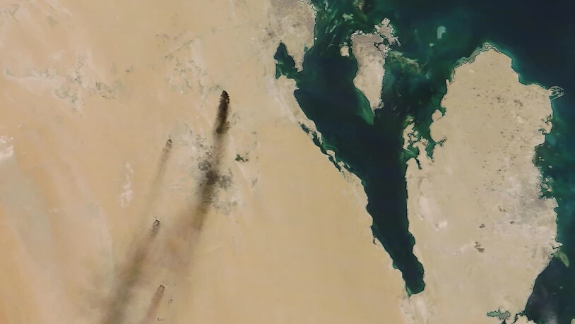 Das Satellitenbild der Nasa zeigt Brände nach einem Drohnenangriff auf zwei wichtige Ölanlagen im Osten Saudi-Arabiens. Die jemenitischen Huthi-Rebellen bekannten sich zu dem Angriff. Die Halbinsel rechts im Bild ist Katar, bei der Insel handelt es sich…
