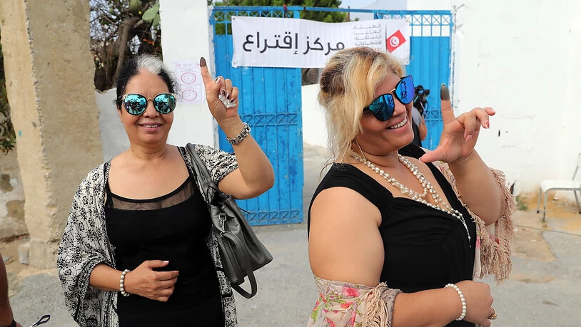Zwei Frauen vor einem Wahllokal in Tunis mit tintengefärbtem Zeigefinger - der Beleg, dass sie an den Präsidentenwahlen teilnahmen.
