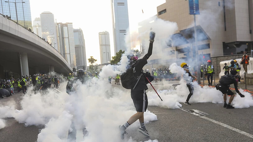 Vor dem Regierungssitz kam es dann zu Zwischenfällen. Demonstranten werfen Tränengas-Kanister der Polizei zurück.