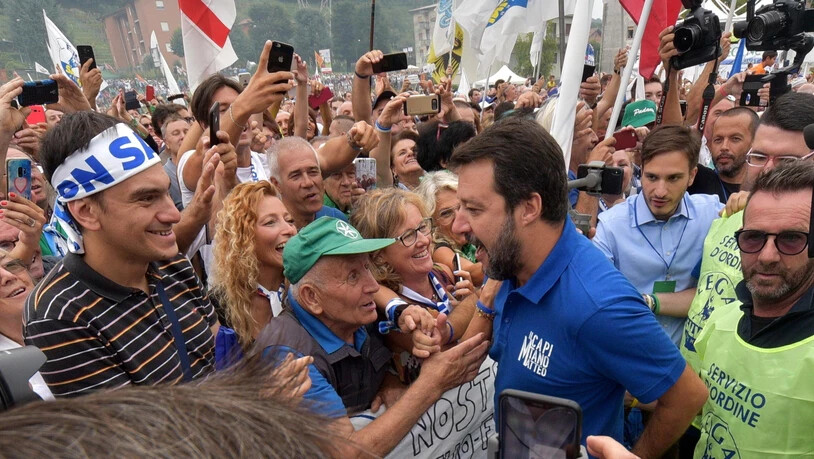 Lega-Chef Matteo Salvini am Sonntag in Pontida, umrahmt von Anhängern - er will die Politik der neuen Regierung mit Referenden torpedieren.