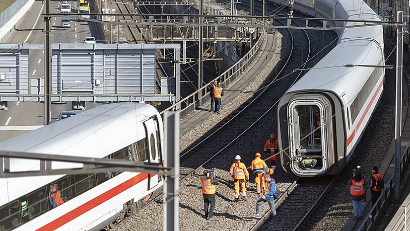 Der entgleiste ICE blockierte zeitweise zwei Geleise zwischen dem Badischen Bahnhof und dem Bahnhof SBB in Basel.