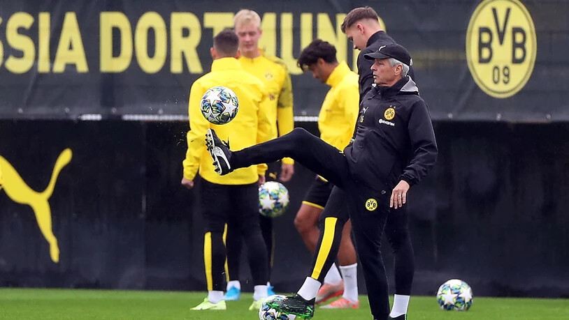 Dortmunds Trainer Lucien Favre am Jonglieren