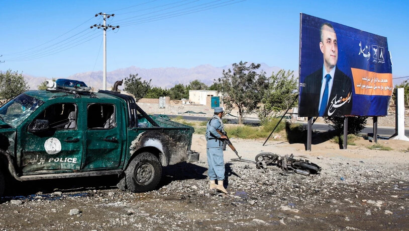Selbstmordattentäter haben in Afghanistan im Vorfeld der Wahlen ein Blutbad veranstaltet. Bei zwei Selbstmordanschlägen kamen gegen 50 Personen ums Leben. Auf dem Wahlplakat ist Afghanistans Vizepräsident Amrullah Saleh zu sehen.