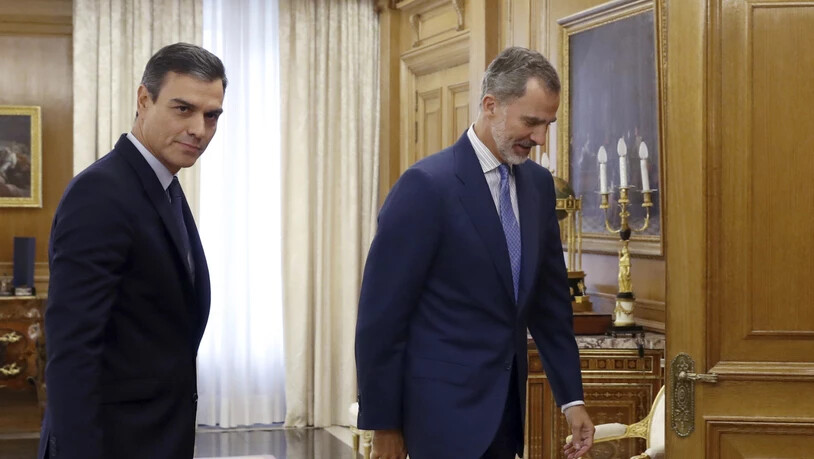 Spaniens König Felipe VI. (rechts), hier vor dem Sondierungsgespräch mit Sozialistenchef Pedro Sanchez, sieht keinen Spielraum für eine Regierungsbildung.