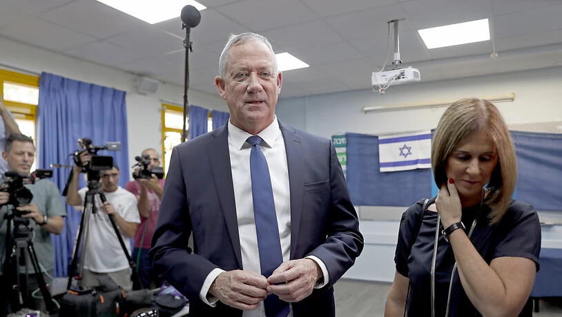 Benny Gantz mit seiner Frau nach der Stimmabgabe für die Parlamentswahlen in Israel. Er liefert sich mit der der Partei von Premier Netanyahu ein Kopf-an-Kopf-Rennen.