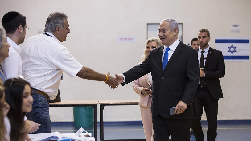 Premierminister Benjamin Netanyahu (rechts vorne) bei der Stimmabgabe.