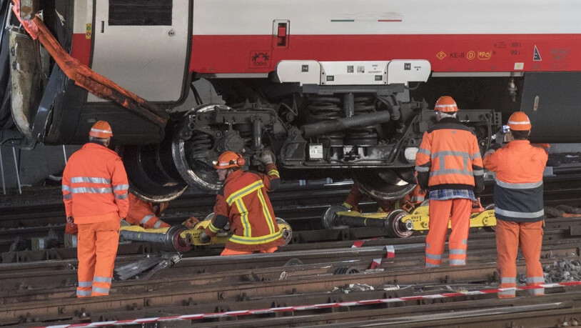 Einer der entgleisten Wagen kippte beim Unfall gegen einen Fahrleitungsmasten. Für die Reparaturarbeiten war der Bahnhof Luzern während vier Tagen gesperrt. (Archivbild)