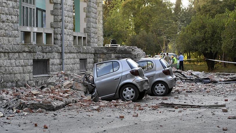 Herabgefallene Steine und andere Trümmerteile zerstörten Autos bei mehreren Erdbeben in Albanien.