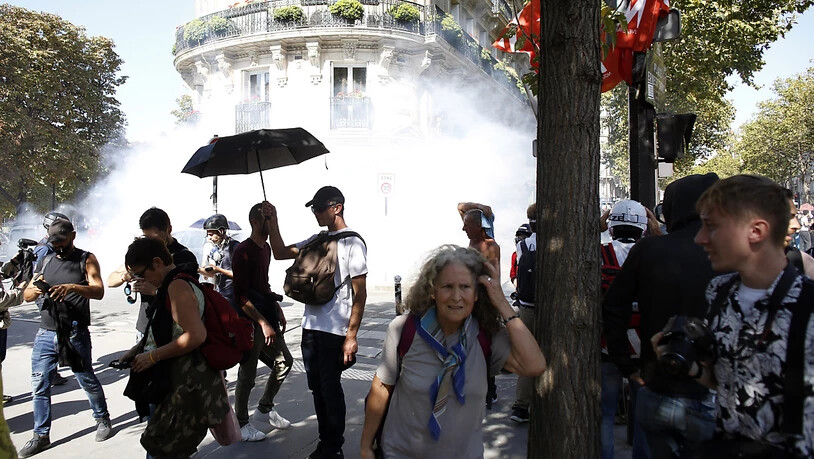 Eine Wolke von Tränengas: Demoteilnehmer am Samstag in Paris.