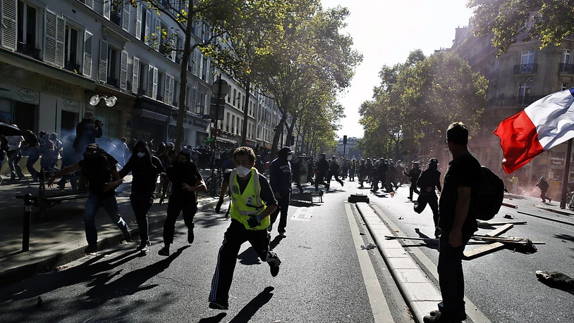 Demoteilnehmer in Paris fliehen vor der Polizei.