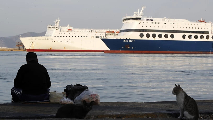 Fähren im Hafen von Piräus. Wegen des Streiks laufen die Schiffe am Dienstag nicht aus.