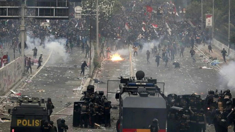 Bei Strassenschlachten zwischen Studenten und der Polizei sind in Jakarta über 300 Menschen verletzt worden.