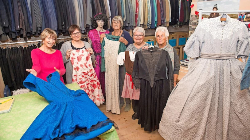 Gruppenbild mit Puppe: Romie Belz, Christine Peyer, Brigitte Battaglia, Elsbeth Stohr und Annina Buchli (von links) sind jeweils zu zweit im Theaterfundus in Grüsch anzutreffen, wo sie die passenden Kostüme für jede Art von Produktionen finden, die in alt
