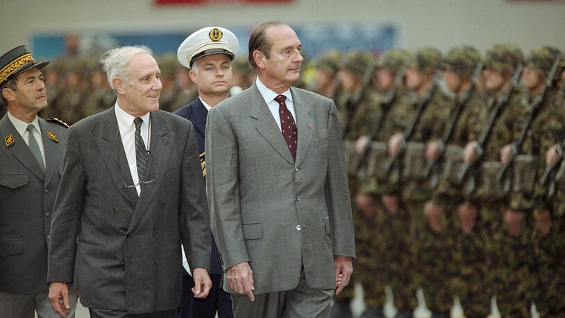 Jacques Chirac bei seinem Staatsbesuch in der Schweiz im Oktober 1998 an der Seite des damaligen Bundesrates Flavio Cotti.