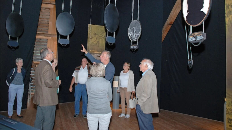 Walter Hauser (Mitte) führt durch das Anna-Göldi-Museum in Ennenda.