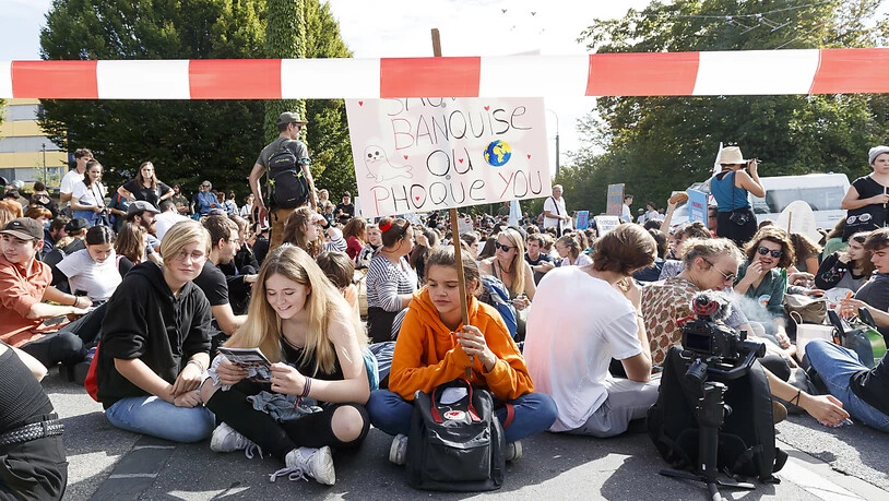 Jugendliche fordern in Lausanne mehr Klimaschutz.