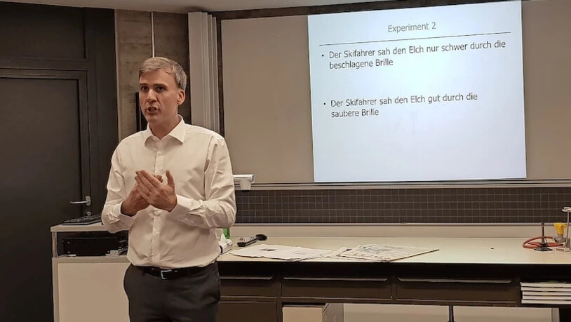 Kommunikationsexperte Gian-Andri Casutt referiert an der Kantonsschule Glarus.