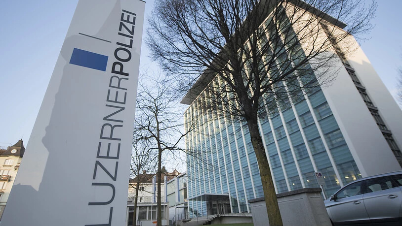 Laut der Luzerner Polizei gab es am Freitagabend im Kolonnenverkehr auf der A2 in Luzern eine Kollision mit mehreren Fahrzeugen. (Symbolbild)