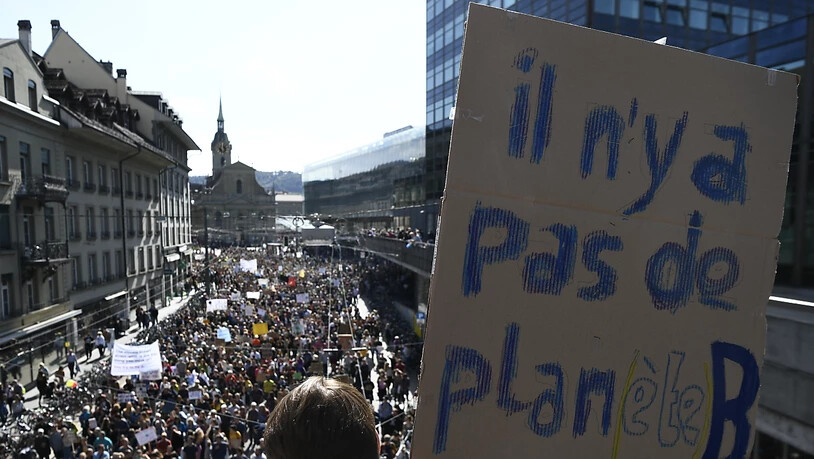 Zehntausende nahmen am Samstag an der Klimademo in Bern teil.