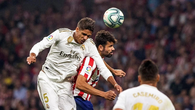 Ausgeglichenes Madrider Derby: Reals Raphaël Varane (links) im Kopfballduell mit Atléticos Diego Costa