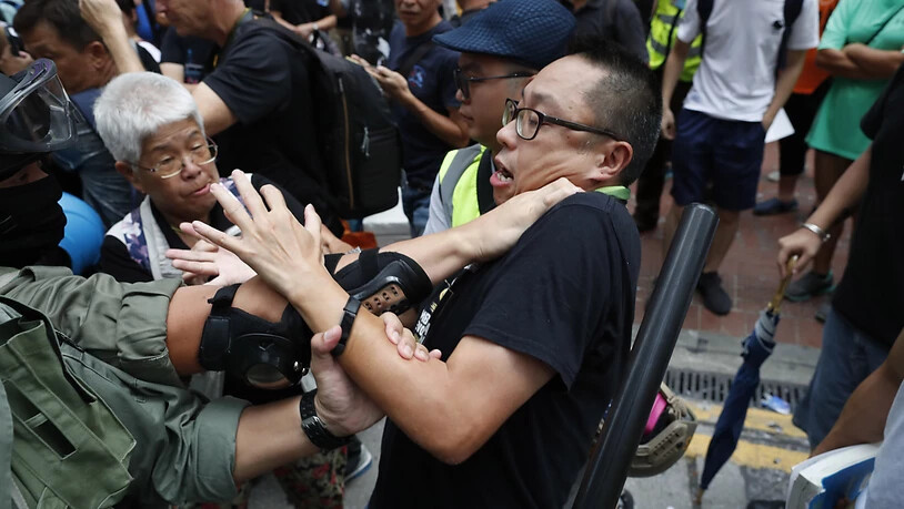 Polizei und Demonstranten geraten in Hongkong erneut aneinander.