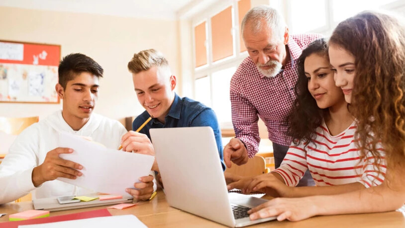 Glarner Schüler sollen die obligatorische Schulzeit künftig ohne explizite Promotionsentscheide durchlaufen können.