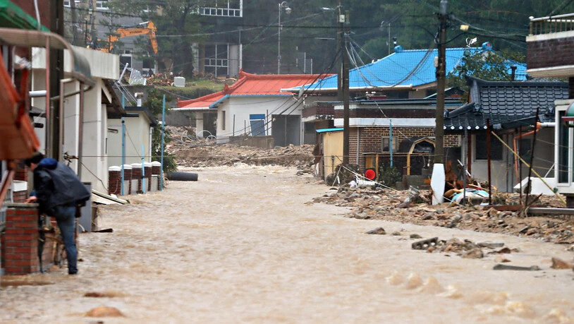 Überflutete Strassen, zusammengestürzte Gebäude: Der Taifun Mitag forderte in Südkorea mindestens zehn Tote. Im Bild der Ort Samcheok.