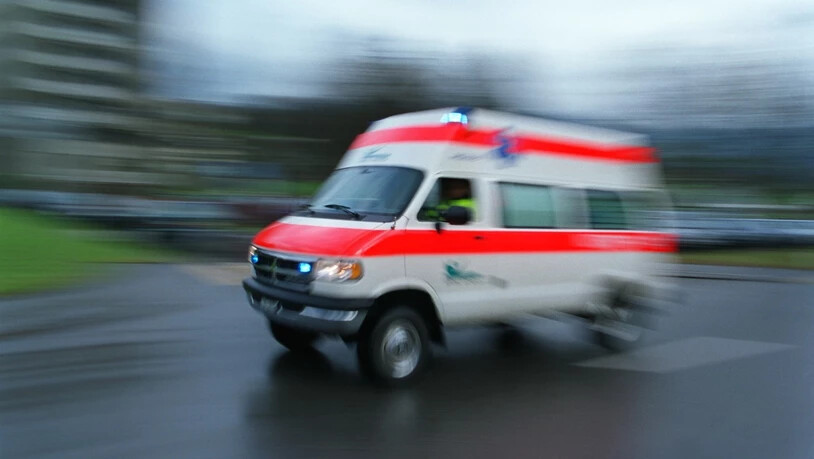 Die Ambulanz brachte den verletzten Mann in eine Spezialklinik. (Symbolbild)