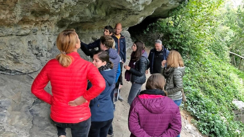 Bei der Lochsite ob Schwanden erfahren die Gäste aus dem Wallis und dem Berner Oberland interessante Details über die Glarner Hauptüberschiebung.