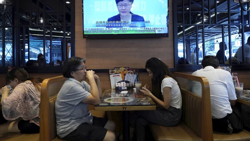 Das Fernsehen überträgt die Verkündung des Vermummungsverbot für Demonstranten durch die Hongkonger Regierungschefin Carrie Lam.