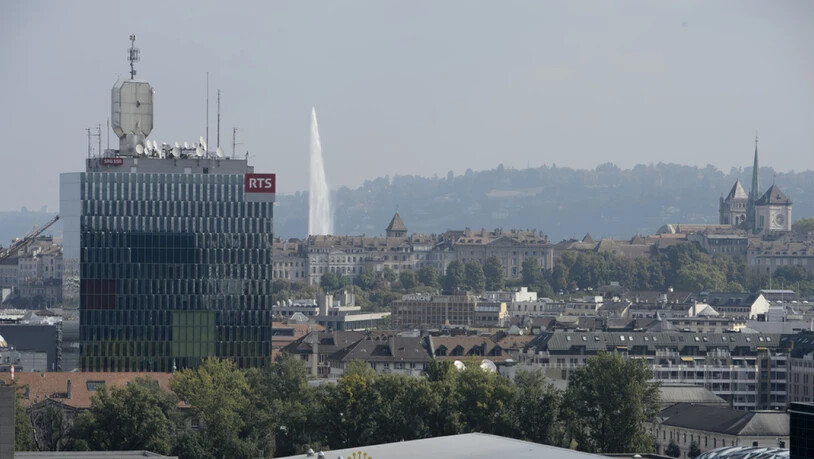 Der Turm des Westschweizer Fernsehens RTS in Genf. Der Umzug der Nachrichtenabteilung nach Lausanne ist laut RTS-Direktor Pascal Crittin definitiv. (Archivbild)