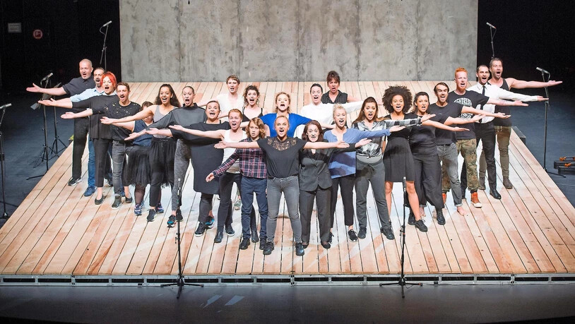 Geführt von Marta Gornicka skandieren die Darsteller des chorischen Theaters aus Polen nationalistische und religiöse Parolen.