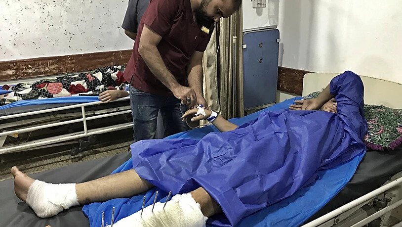 Ein Verletzter wird in einem Spital in Bagdad behandelt. Die Sicherheitskräfte gingen mit Schüssen gegen die Demonstranten vor.